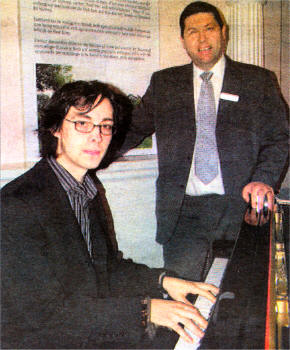 Pianist John Wilson with LAAC Chairman Stephen McLoughlin. John played a selection of Debussy and Chopin Preludes during the evening. US0907-452CP