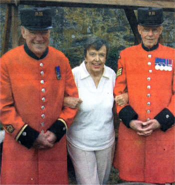 Lisburn woman Joan Petticrew was thrilled to meet Chelsea Pensioner James McGuinness (right) and one of his friends when she visited Gardenshow Ireland.