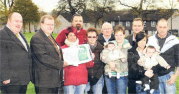 Councillors William Leathem and Jonathan Craig discuss plans for a proposed new community centre on the site at Rathvarna Drive, Ballymacash, with local residents. US4508-535cd