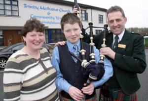 Cullybackey piper Ross Hume pictured with his mother Valerie and Drew Bingham (RSPBA Steward).