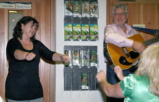 Bakerloo fan Lillian McFarlane acts out the motions of pushing a wheel borrow as Noel sings ‘Molly Malone’ at the Lock Keeper’s Cottage last Tuesday evening (25th August).