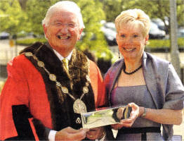 Mayor Councillor Ronnie Crawford presenting the Freedom of the City to Janet Gray 