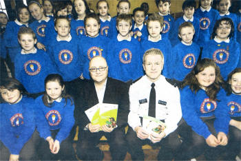 Constable George Ellis and Chris Carry from Microsoft Ireland giving pupils from Killowen Primary School advice on internet safety. US0709-114A0