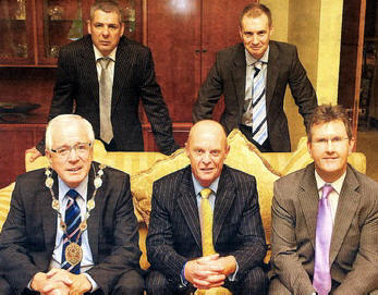 Major Sam Pinkney, Wo2 Gary Griffiths and Wo2 Colin Morrison of the 40th Regiment Royal Artillery (The Lowland Gunners) with Mayor of Lisburn, Alan Ewart and MP Jeffrey Donaldson who met to plan a Gala Night for soldiers returning from Afghanistan. US3509-101A0