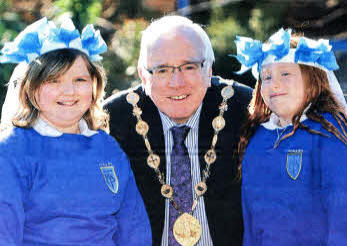 Caitlin Grant-McCleery and Demi-Lee Foye, from Tonagh Primary School, get a helping hand from Mayor Allan Ewart with their preparations for this year's Mayor's Parade, which takes place on May 8. US1010-515cd