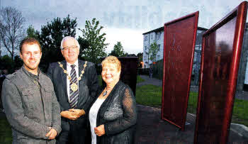 Kevin Killen, arlist, Mayor Allan Ewart and Ann Watson, chair of Knockmore Community Association, at this week's unveiling of new steel artwork in Knockmore. US1810-519cd
	