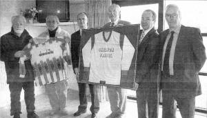 Norman Stewart, Tom McKenna, George Smith, Dennis Shephard, John McFarlane and George Keenan of Crewe United with the shirts worn and signed by George Best. US48-109AO